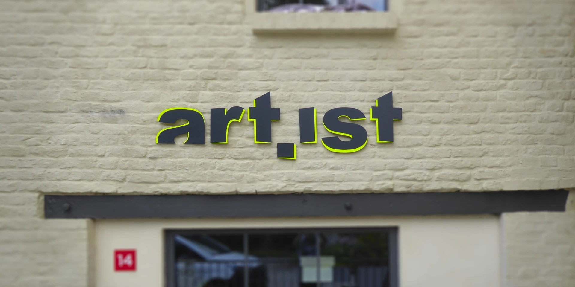corporate-branding-artist-kooperative-new-jazz-wiesbaden-lutz-jahnke-jahnkedesign-designagentur-logo-schriftzug-stahlblech-pulverbeschichtet-fassadengestaltung-kunst-am-bau
