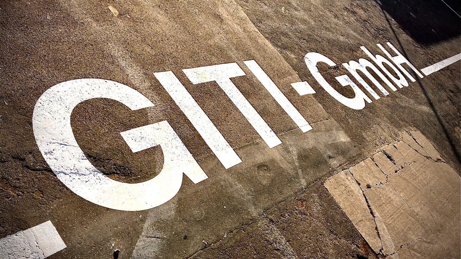 giti-gmbh logo auf der strasse